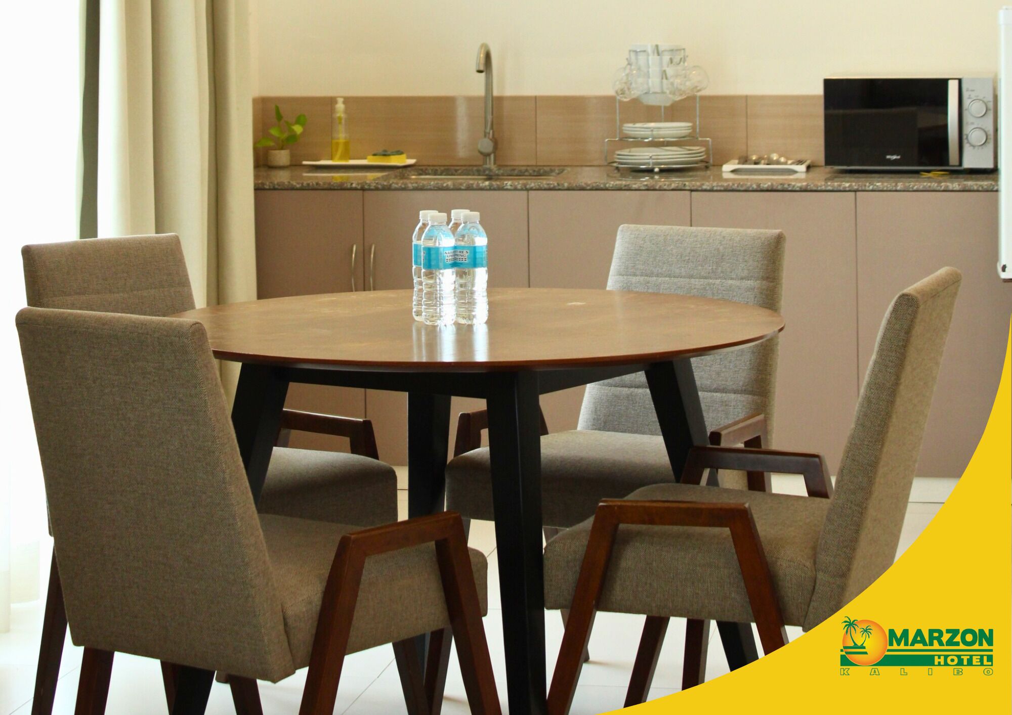 executive studio suite | in-room dining