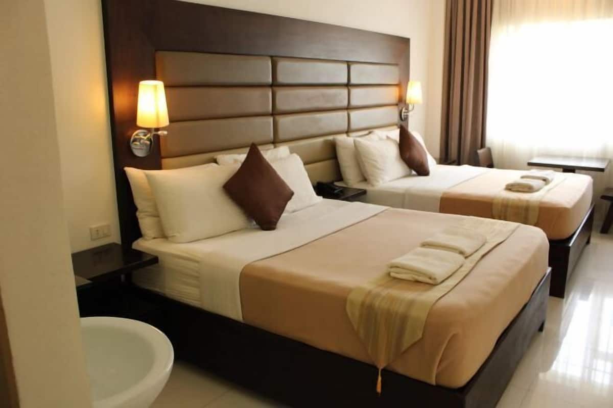 Espacio para trabajar con laptop, cortinas blackout y wifi gratis