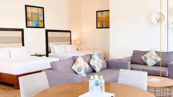 Studio Suite Eksekutif | Ruang kerja ramah laptop, tirai kedap cahaya, dan Wi-Fi gratis