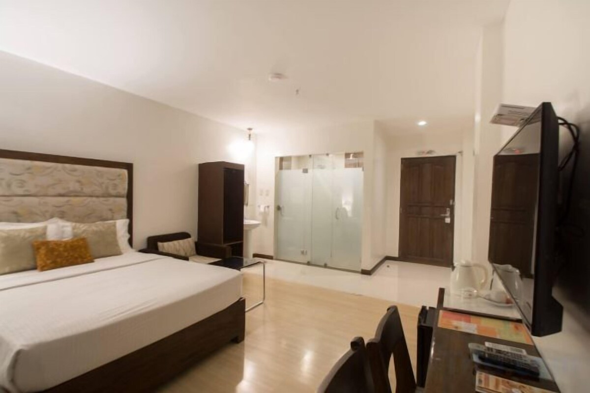 Laptop workspace, blackout drapes, WiFi (free), bed sheets