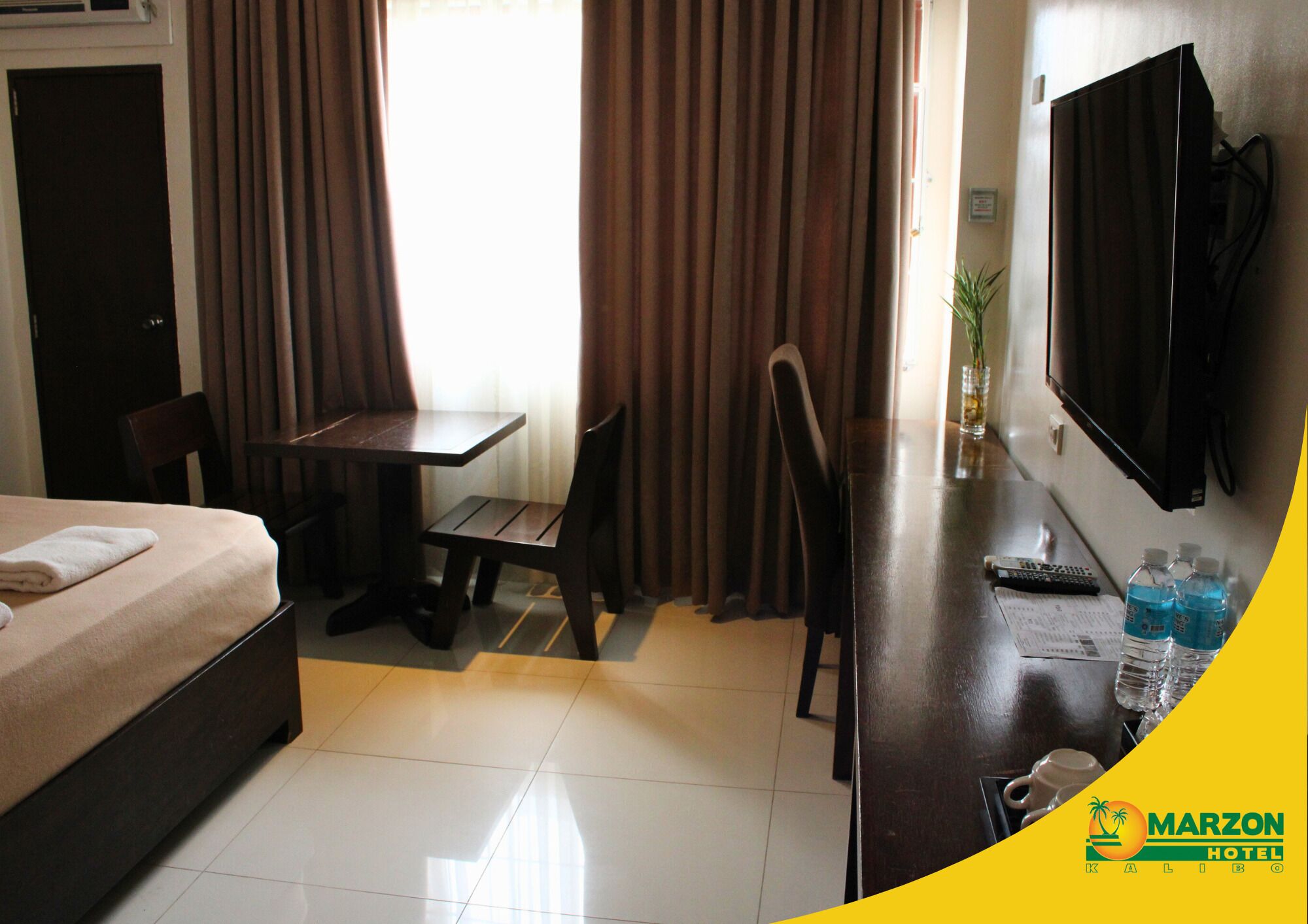 deluxe room | living area | 32-inch led tv with cable channels