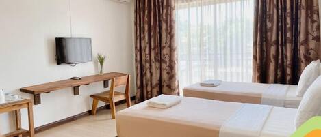 Espacio para trabajar con laptop, cortinas blackout y wifi gratis