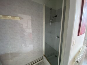 Bathroom - Central T2 with Wi-Fi in La Roche-Posay, Near Shops and Thermal Baths (La Roche-Posay)