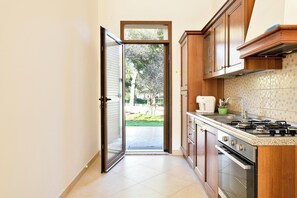 Fridge, microwave, oven, stovetop - Pet-Friendly Apartment "Casa Museddu" with A/C, Terraces & Garden (Cardedu)