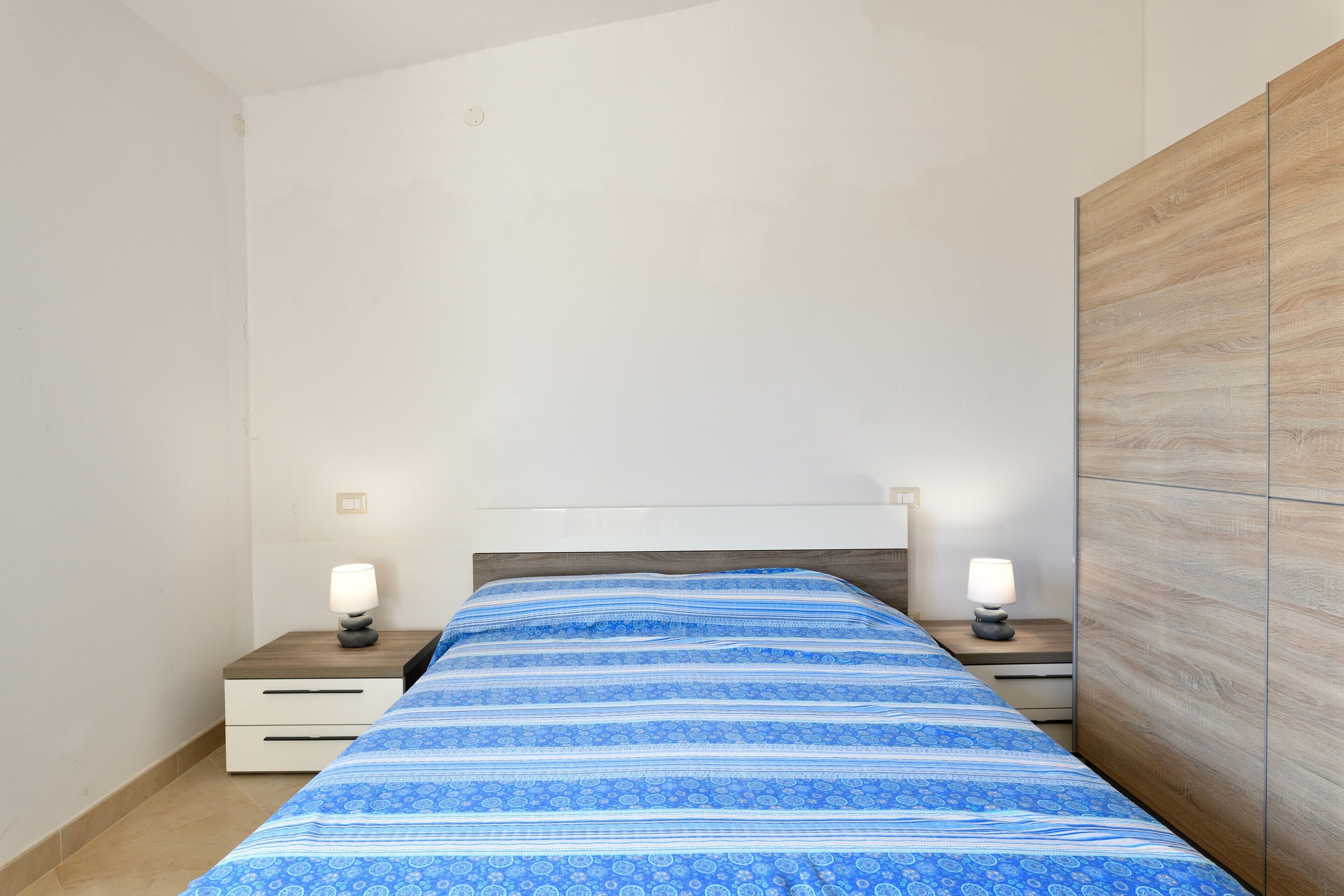 3 多间卧室、免费 WiFi、床单