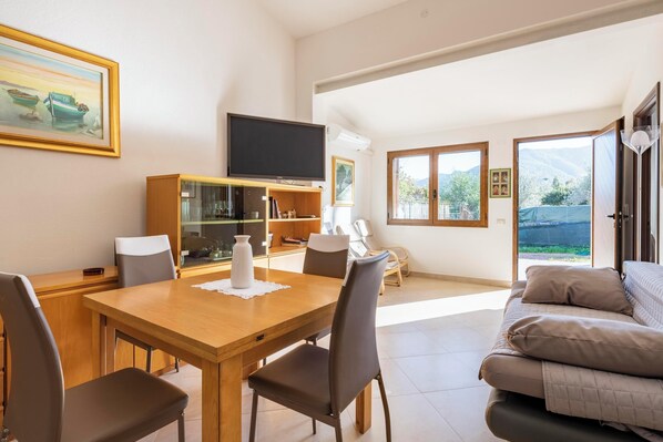 TV - Pet-Friendly Apartment "Casa Museddu" with A/C, Terraces & Garden (Cardedu)