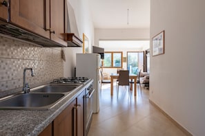 Frigorifero, microonde, forno, piano cottura