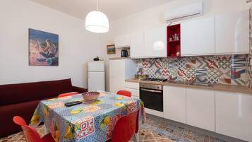 Kühlschrank, Ofen, Herdplatte, Wasserkocher mit Kaffee-/Teezubehör