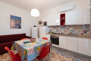 Kühlschrank, Ofen, Herdplatte, Wasserkocher mit Kaffee-/Teezubehör