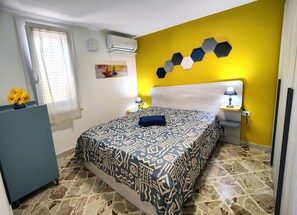 1 bedroom, iron/ironing board, free WiFi, bed sheets - Apartment 'Casa Gialla' with Veranda & Wi-Fi (Castellammare del Golfio)