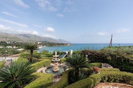 Property grounds. Apartment 'Casa Gialla' with Veranda & Wi-Fi