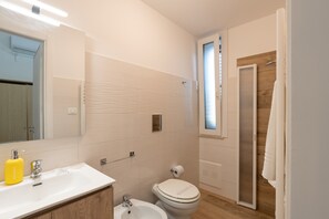 Shower, hair dryer, towels - Apartment 'Casa Gialla' with Veranda & Wi-Fi (Castellammare del Golfio)