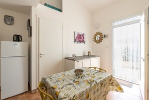 Dining - Apartment 'Casa Gialla' with Veranda & Wi-Fi (Castellammare del Golfio)