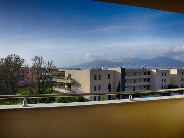 Property grounds - 3-room apartment with AC, terrace, and parking in Porticcio (Porticcio)