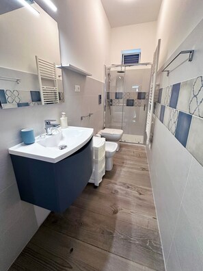 Dusche, Haartrockner, Handtücher