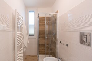 Dusche, Haartrockner, Handtücher