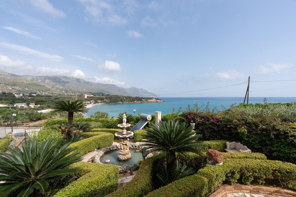Property grounds - Apartment 'Casa Verde' with Sea View, Terrace & Wi-Fi (Castellammare del Golfio)