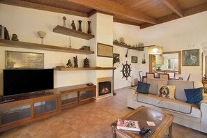 Una televisión, una chimenea