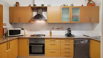 KĂŒhlschrank, Mikrowelle, Ofen, Herdplatte