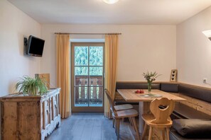 Dining - Apartment "Unterspisserhof App Sonnenblume" with Mountain View, Garden & Wi-Fi (Lajen)
