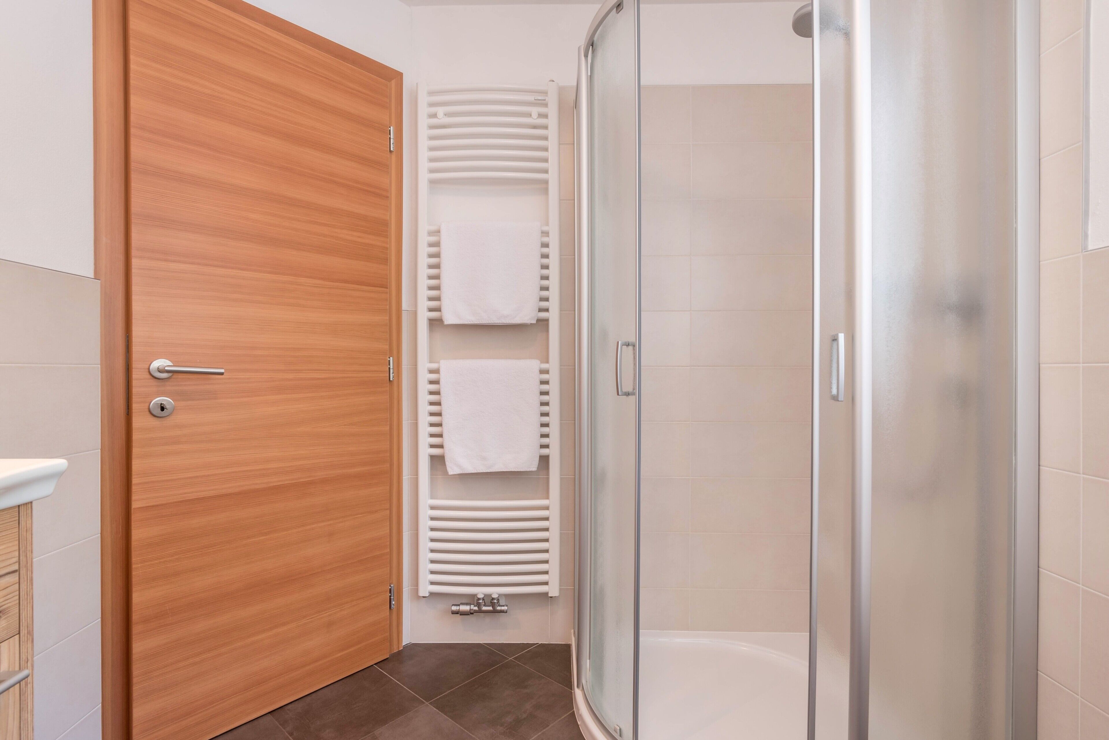 Een douche, een haardroger, handdoeken
