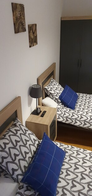 4 habitaciones, tabla de planchar con plancha, wifi y ropa de cama 