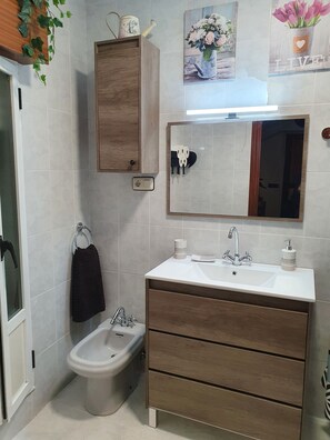 Tina, secadora de cabello, bidet, toallas 