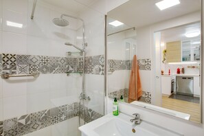 Shower, hair dryer, towels - Apartment 'Esther Dream Bungallow' with Pool, Wi-Fi, A/C, Terrace & Garden (Mogán)
