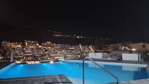 A rooftop pool with a view of a cityscape at night. - Apartment 'Esther Dream Bungallow' with Pool, Wi-Fi, A/C, Terrace & Garden (Mogán)