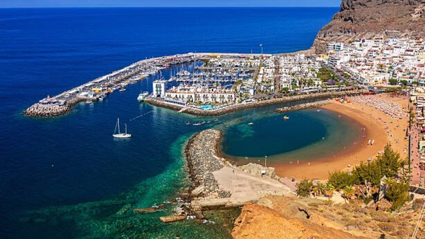 A coastal town with a marina, sandy beach, and rocky cliffs. - Apartment 'Esther Dream Bungallow' with Pool, Wi-Fi, A/C, Terrace & Garden (Mogán)