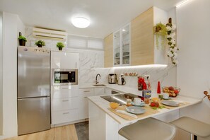 Fridge, microwave, oven, stovetop - Apartment 'Esther Dream Bungallow' with Pool, Wi-Fi, A/C, Terrace & Garden (Mogán)