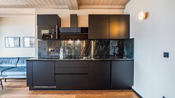 Jääkaappi, mikroaaltouuni, liesi, astianpesukone