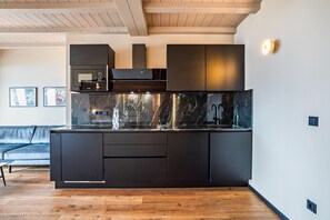 Réfrigérateur, micro-ondes, plaque de cuisson, lave-vaisselle