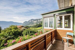 Terrace/patio - Apartment 'Kraidlhof - Designapartment Isabel' with Mountain View, Shared Pool & Wi-Fi (Kurtatsch)