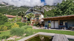 A house with a pool, surrounded by greenery and mountains. - Apartment "Kraidlhof Designapartment Veronika" with Mountain View, Shared Pool and Wi-Fi (Kurtatsch)