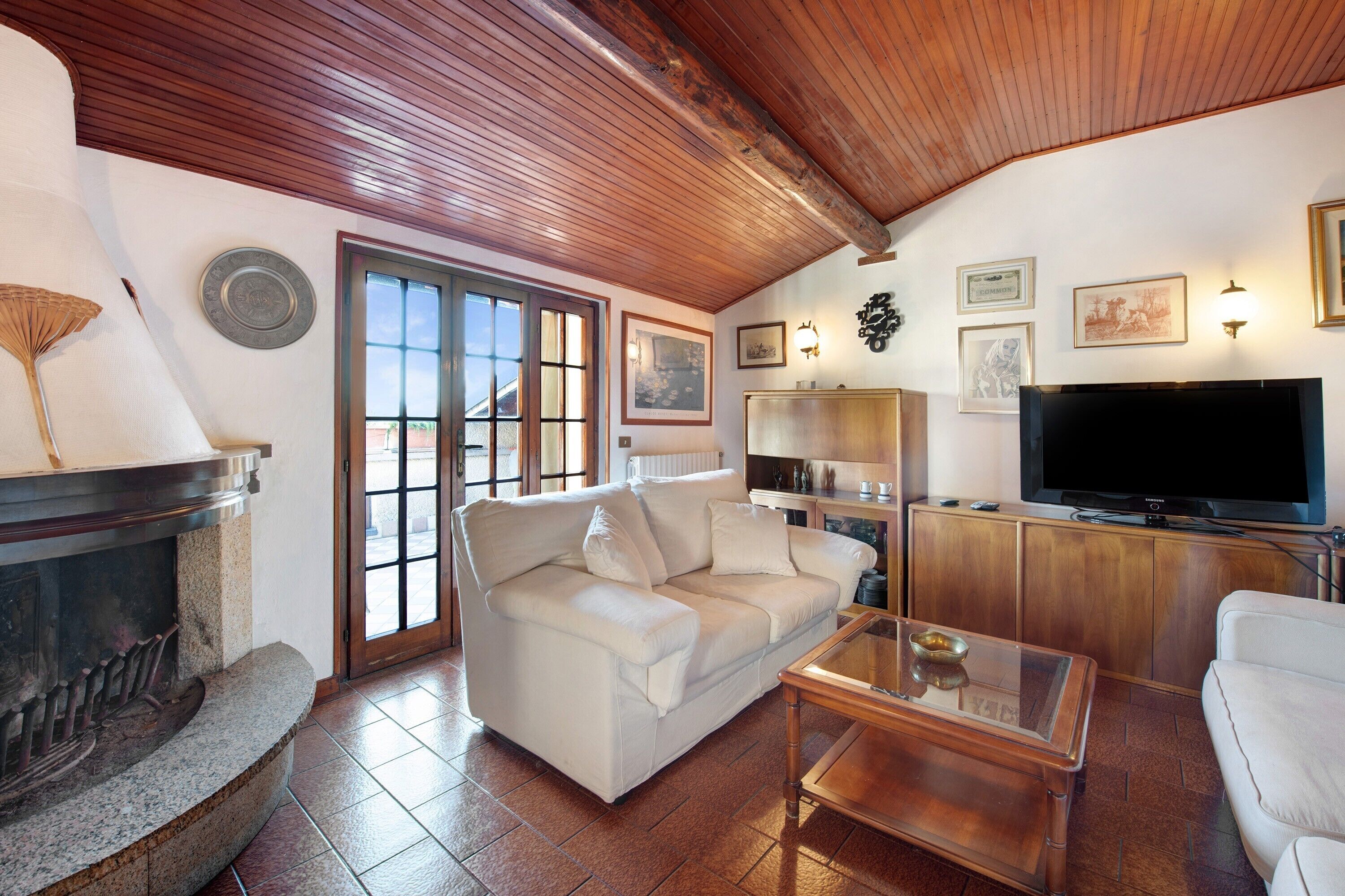 Televisión, chimenea