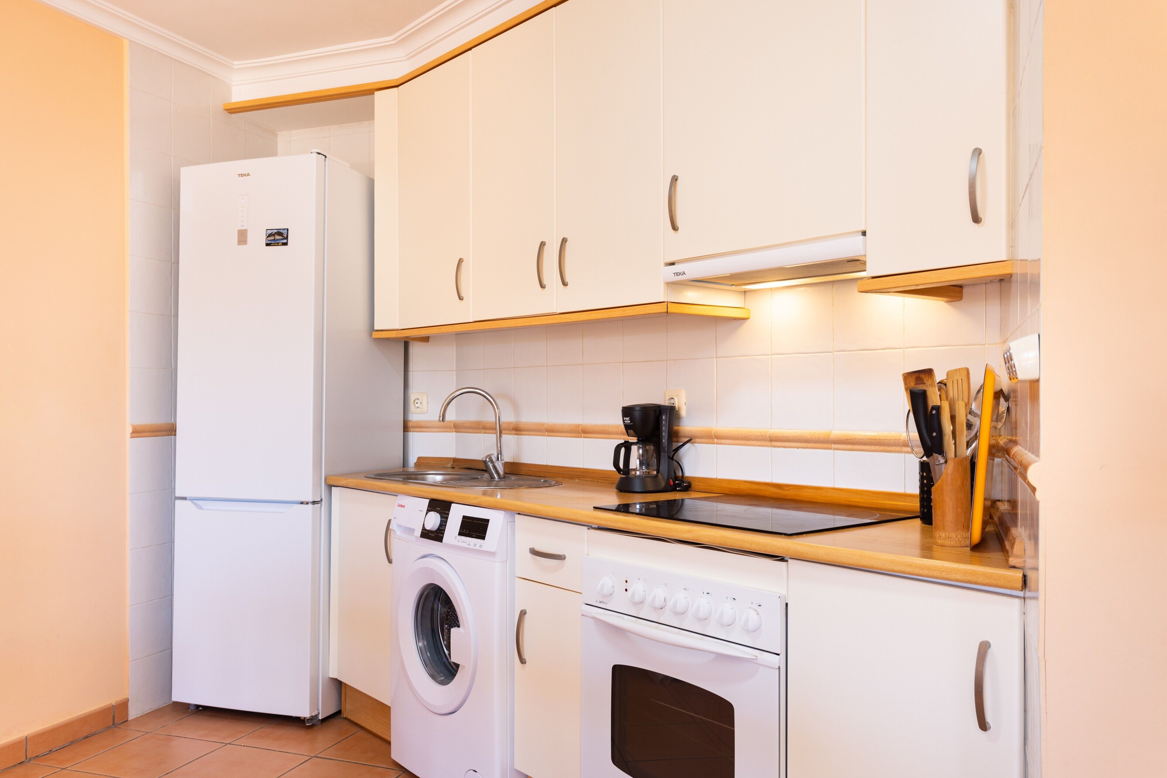 Køleskab, mikrobølgeovn, ovn, kogeplade