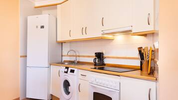 Køleskab, mikrobølgeovn, ovn, kogeplade