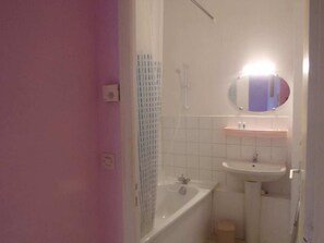 Baignoire, sĂšche-cheveux, serviettes fournies, papier toilette