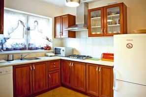 Fridge, microwave, stovetop, dishwasher