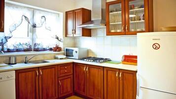 Frigorifero, microonde, piano cottura, lavastoviglie