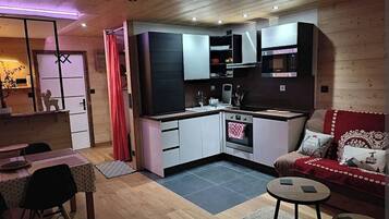 Réfrigérateur, micro-ondes, plaque de cuisson, lave-vaisselle