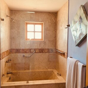 Douche, sèche-cheveux, serviettes fournies, savon