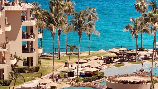 A resort with a pool, palm trees, and a view of the ocean. - Villa La Estancia Unit # 2805 - B side Jr studio 2Q Beds Beach lux front resort. (Cabo San Lucas)