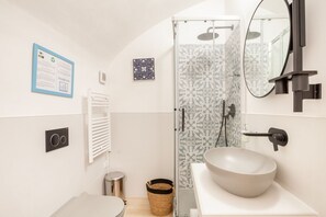 Douche, sèche-cheveux, bidet, serviettes fournies