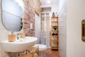 Douche, sèche-cheveux, serviettes fournies