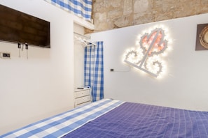1 dormitori, planxa i posts de planxar, wifi i roba de llit