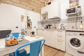 Réfrigérateur, micro-ondes, plaque de cuisson, cafetière/bouilloire