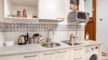 Køleskab, mikrobølgeovn, kogeplade, kaffe-/temaskine