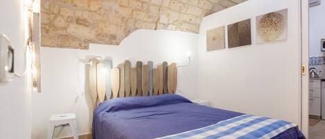 1 habitación, tabla de planchar con plancha, wifi y ropa de cama